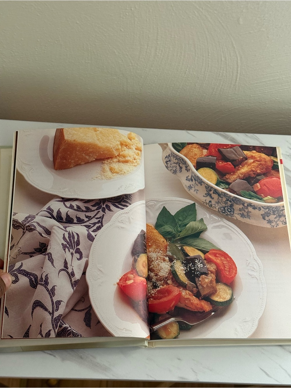 Betty Crocker Chicken Recipes Book - Cream Cover with Blue Plate Art - Picture 5 of 6
